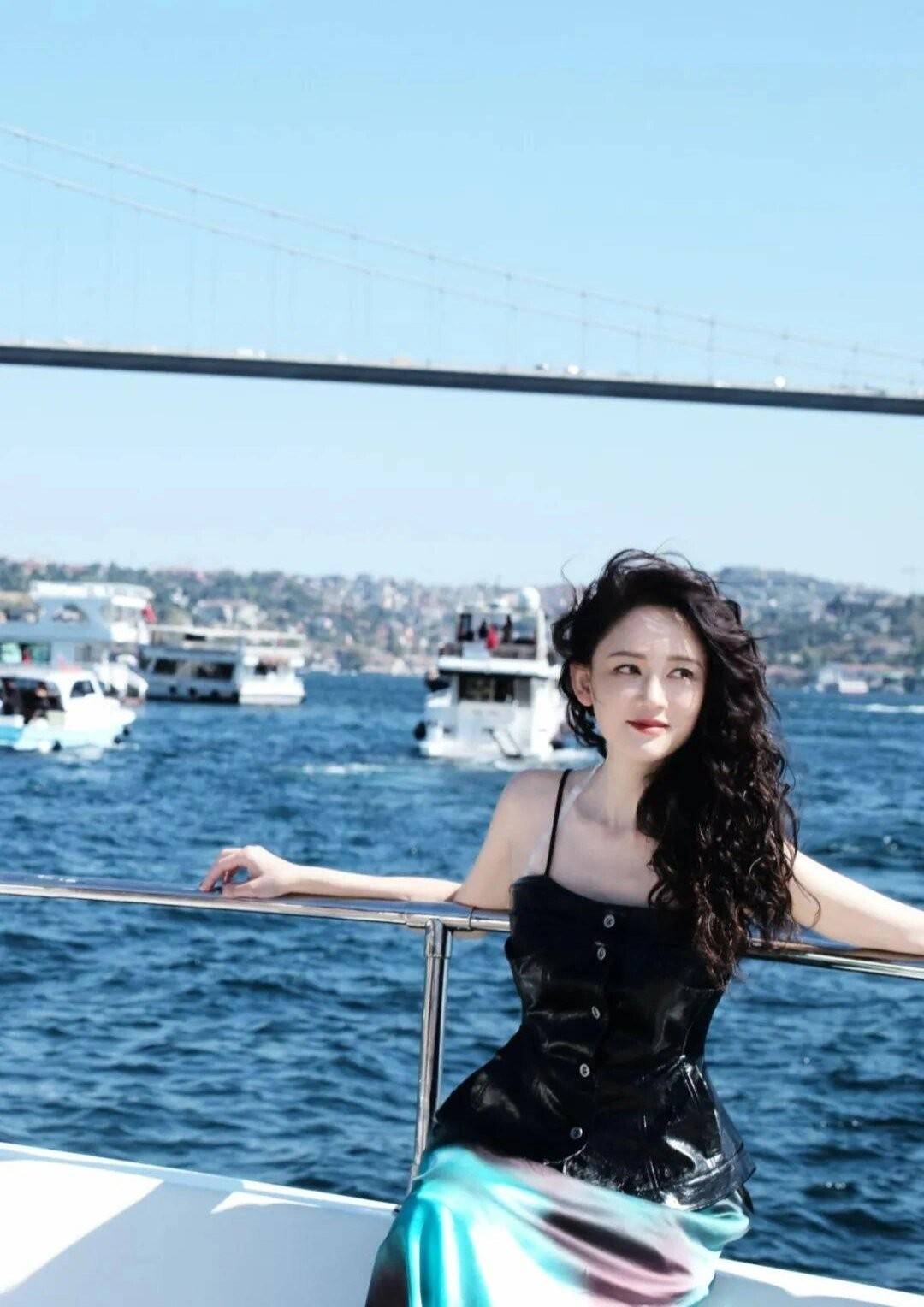 原创陈乔恩结婚后烫了羊毛卷穿吊带半身裙去度假44岁美出新高度