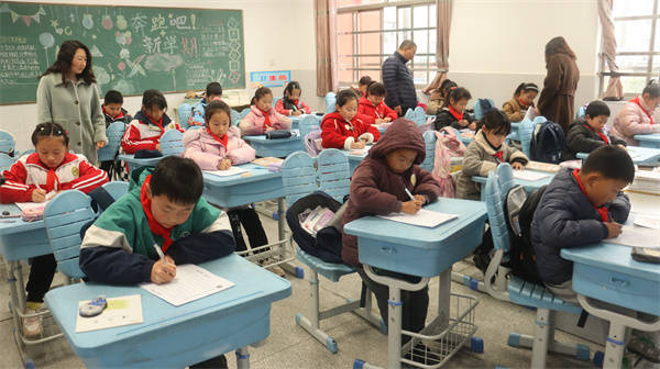 写规范汉字做美德少年盱眙县古桑中心小学举行汉字书写大赛