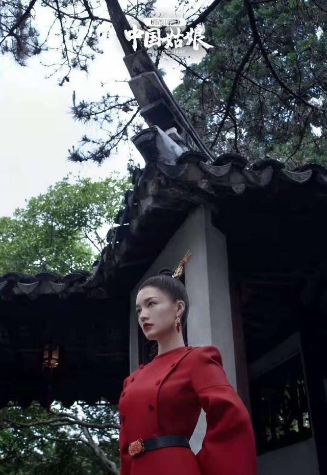 原创李沁国风大片美到上热搜穿露背红裙戴金钗美艳四射身材更极品