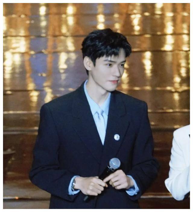 演员咖位:胡歌周迅坐中心位,第一排仅两位小鲜肉_白敬亭_蒋勤勤_龚俊