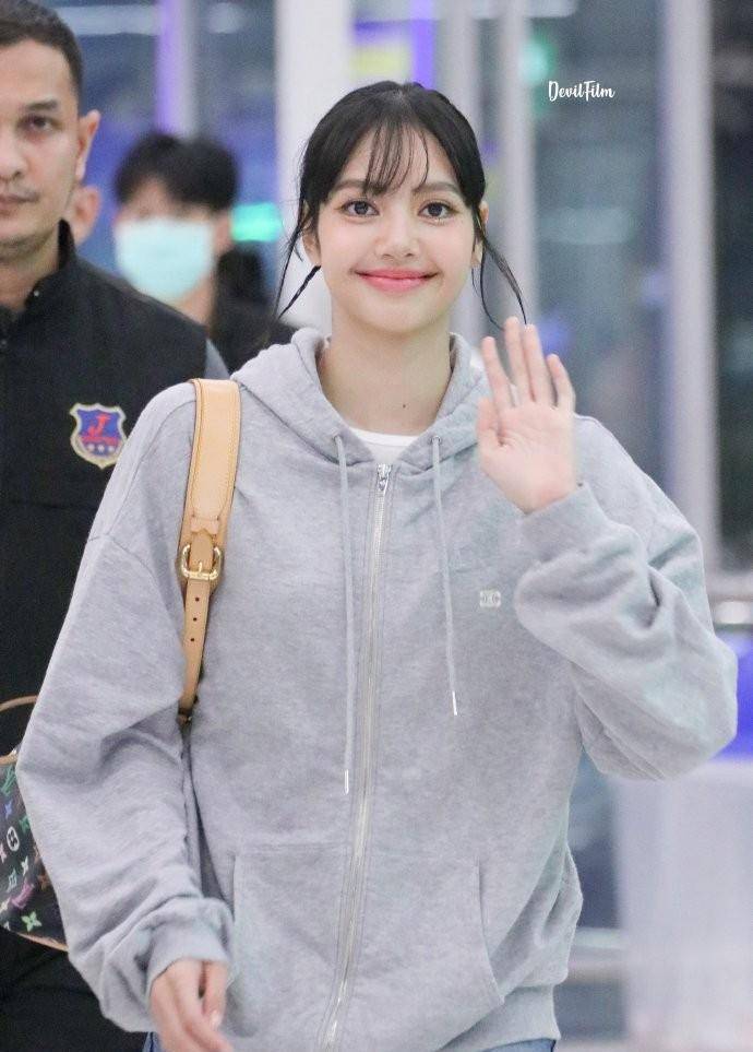 原创lisa现身机场大变样失去韩流滤镜和妆造后已经完全让人认不出