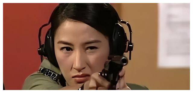 张家辉老婆关咏荷近日复出拍广告,保养得当,仍有年龄感_经典_欧阳震华