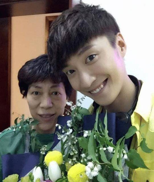 原创生活所迫乔任梁去世4周年妈妈开始直播带货全程话语少之又少