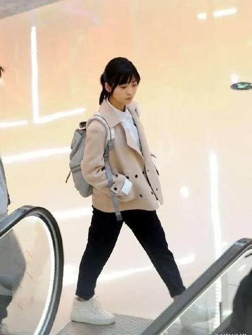 原创偶像剧演成乡下小妹活动照粗腿抢镜沈月是如何成为女明星的