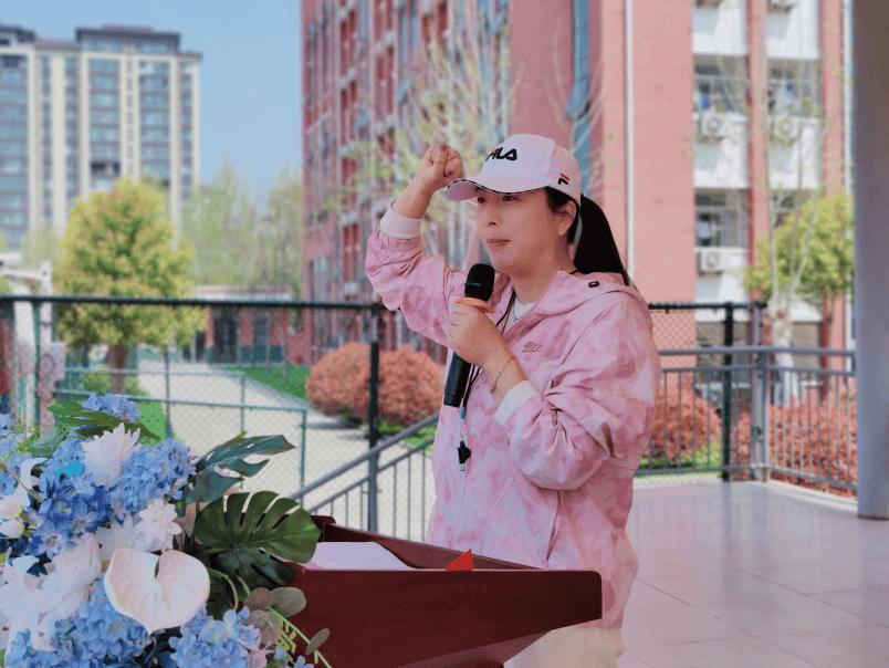 本次运动会设有跳绳,立定跳远,拔河,100米短跑等多个项目,莲溪中学的