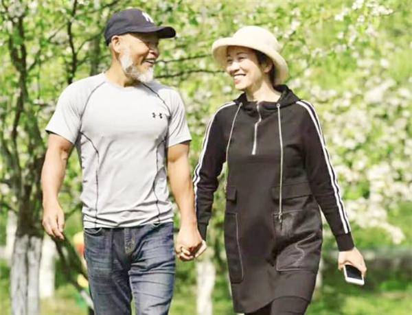 原创67岁大爷健身24年娶小13岁美女妻子夫妻幸福圆满令人羡慕