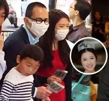 原创李泽楷新欢精致像假人大秀阔太生活手持蓝瓶问网友见过吗