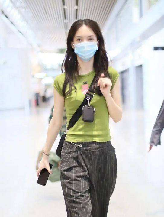 原创金晨低调现身机场穿草绿色短袖t恤清新甜美显出牛奶肌