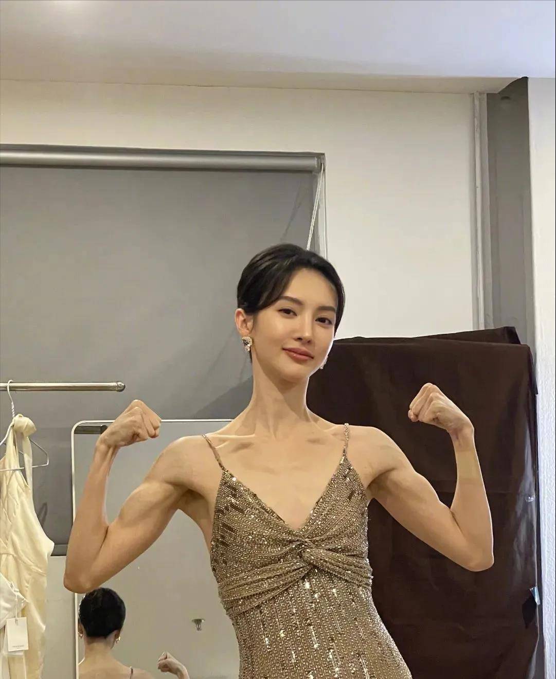 金晨晒健身腹肌照,网友却说:体脂率太低,再胖点就好了_身材_运动_肌肉