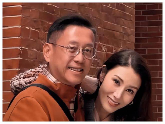 李嘉欣姐妹日本被偶遇53岁李嘉欣很美很亮眼姐姐李嘉明很时髦