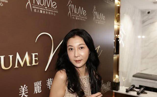 吴绮莉为了搏出位真是够拼的,裙子在腰上掏俩洞,腿比圆规还直_衣服_身