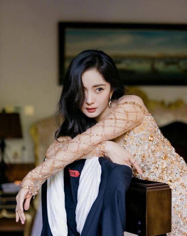 原创杨幂全球首穿公主装走红毯黑色西装太有华丽感超短裙全是亮钻