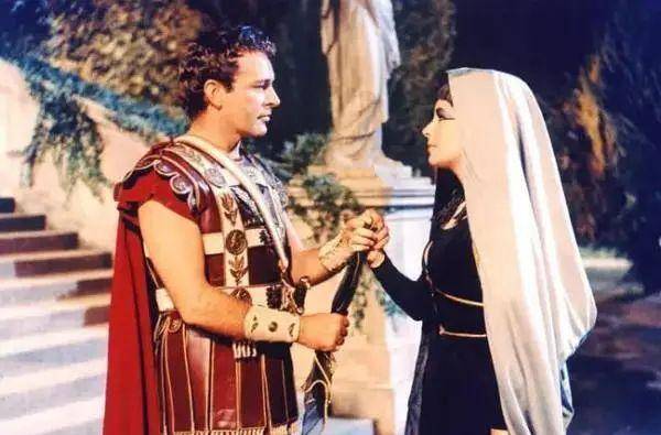 她是古埃的女法老也是罗马人痛恨的尼罗河毒蛇最终用毒蛇自尽