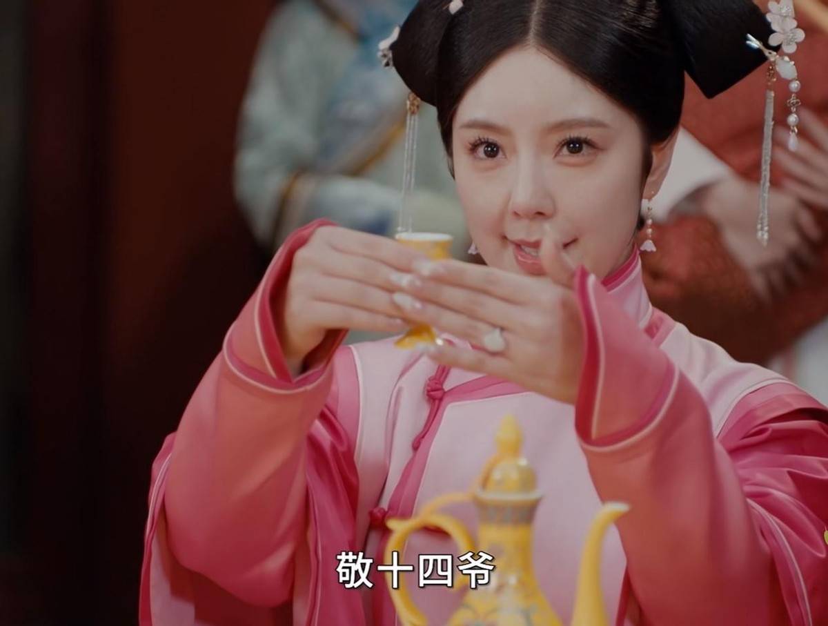 本该是表现出既紧张又生气的情绪,再到问心无愧的自证清白,结果赵奕欢