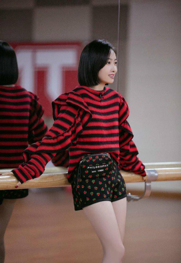 原创被宋茜的女团腿惊艳33岁穿印花超短裤皮肤白皙也成加分项