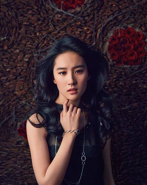 像《倩女幽魂》中的聂小倩,像电影《夜孔雀》中的艾尔莎等,但是刘亦菲