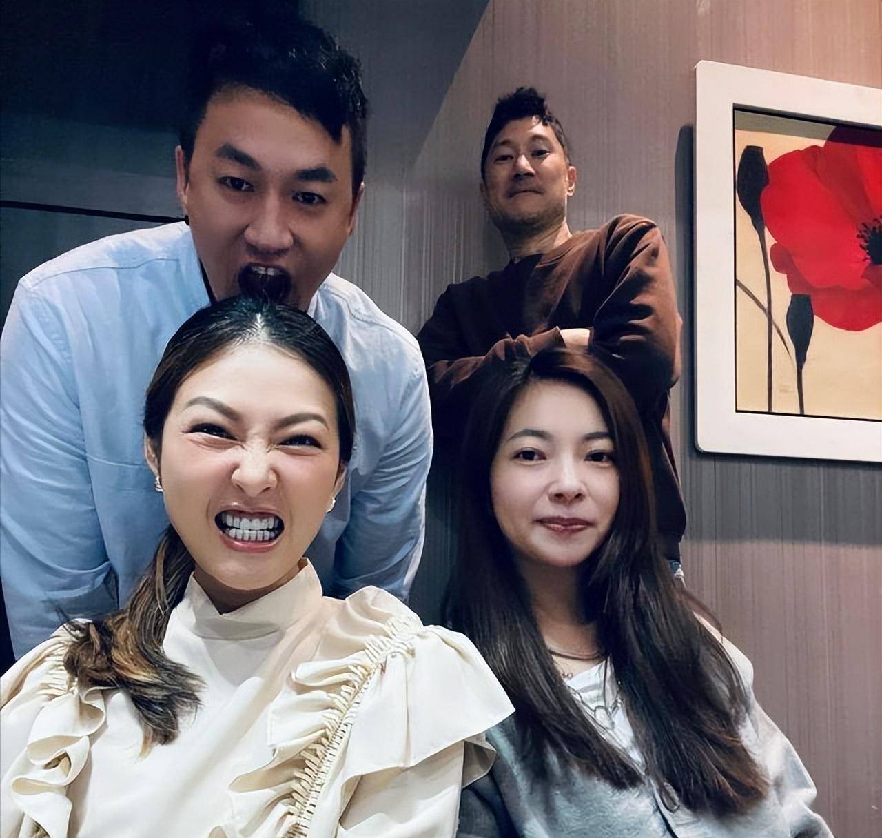 原创48岁何润东罕秀恩爱41岁妻子颜值高结婚8年聚少离多至今无子