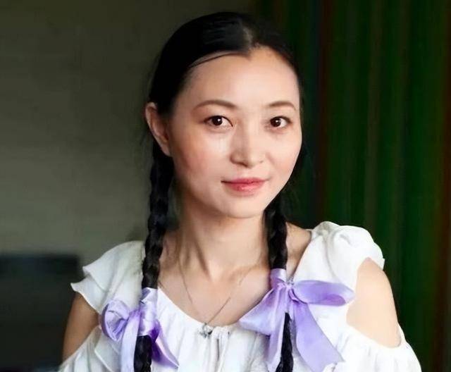 的帐篷,如同雪花一样洁白的羊群在落日的余晖中散发着暖洋洋的光芒