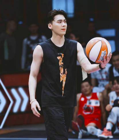 在剧中李易峰饰演吴邪,杨洋饰演小哥张起灵,唐嫣饰演阿宁……李易峰