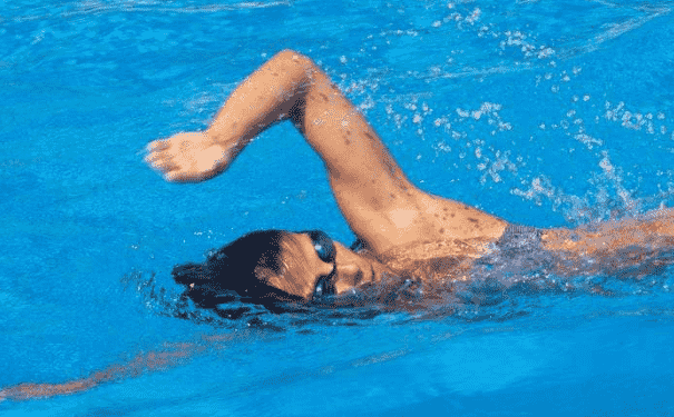 水中为何容易被晒黑?_游泳_紫外线_皮肤