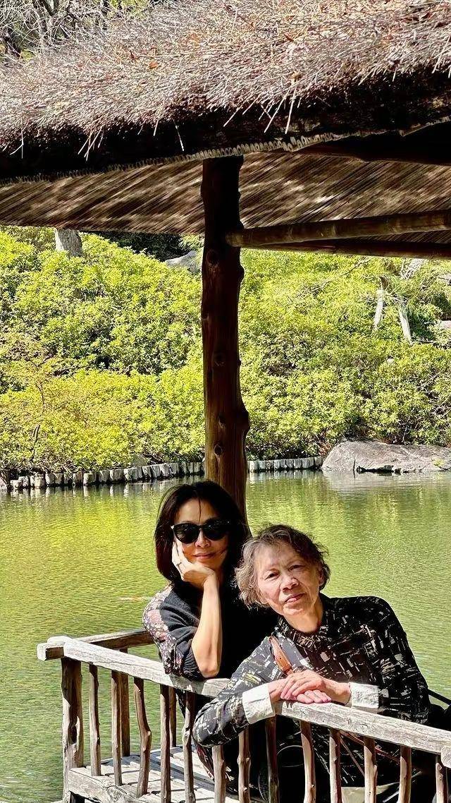 刘嘉玲大方晒素颜照不惧暴露年龄自信超同龄明星引网友点赞