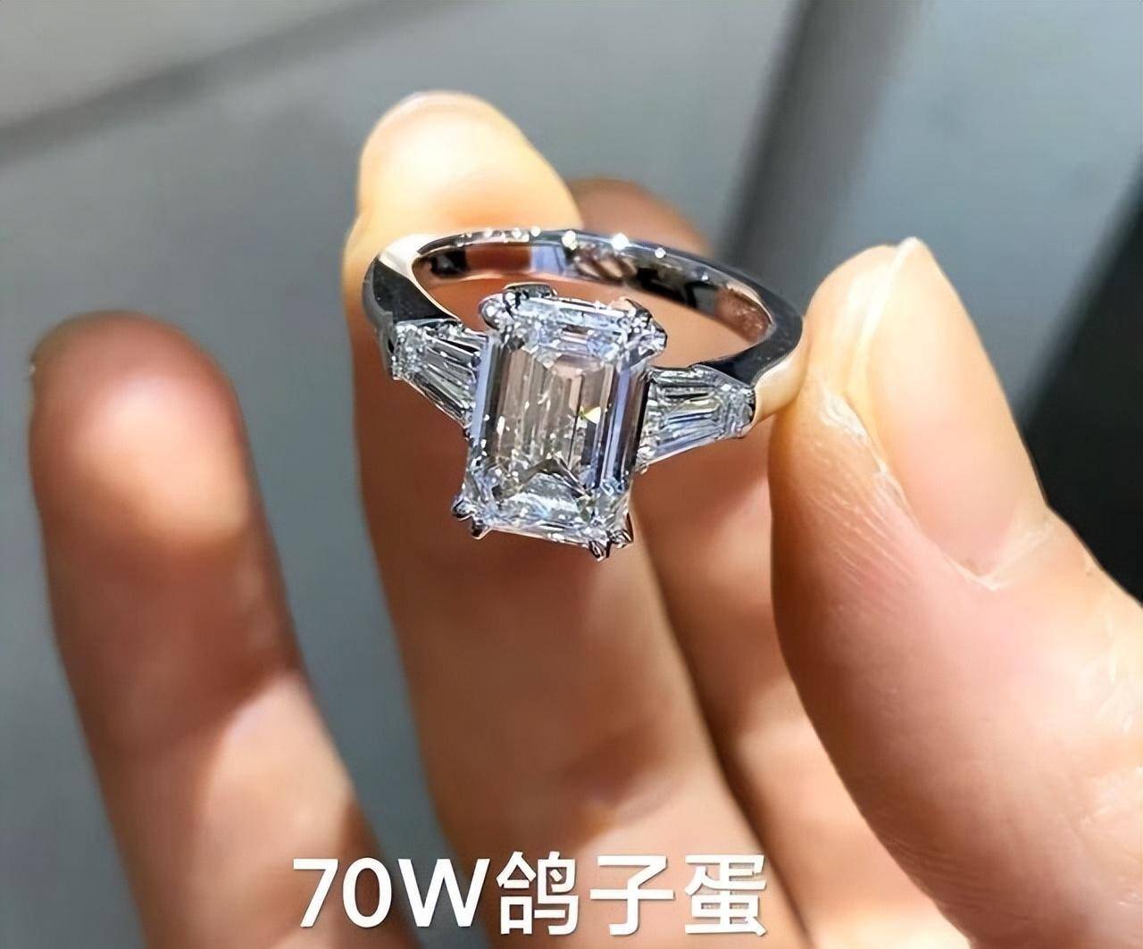 大纹身戒指和牛仔裤包看起来更破旧可笑.