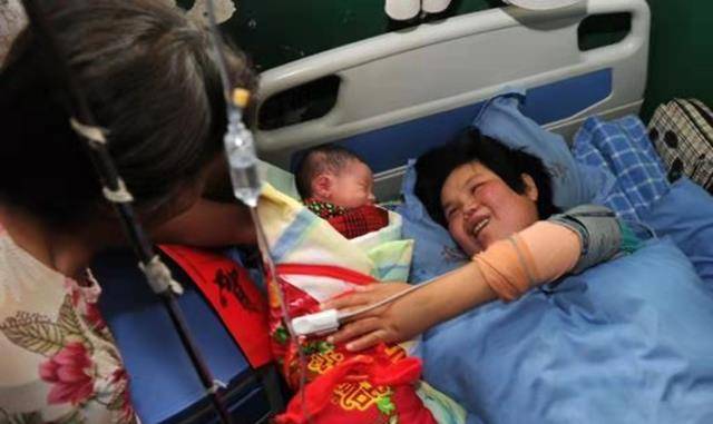 曾有媒体采访王娜,她说:"我的出生是不幸的,但是