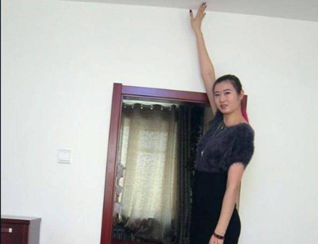 8米老公,回家总撞门框,公婆:换门_梁天_王金宝_张佳迪