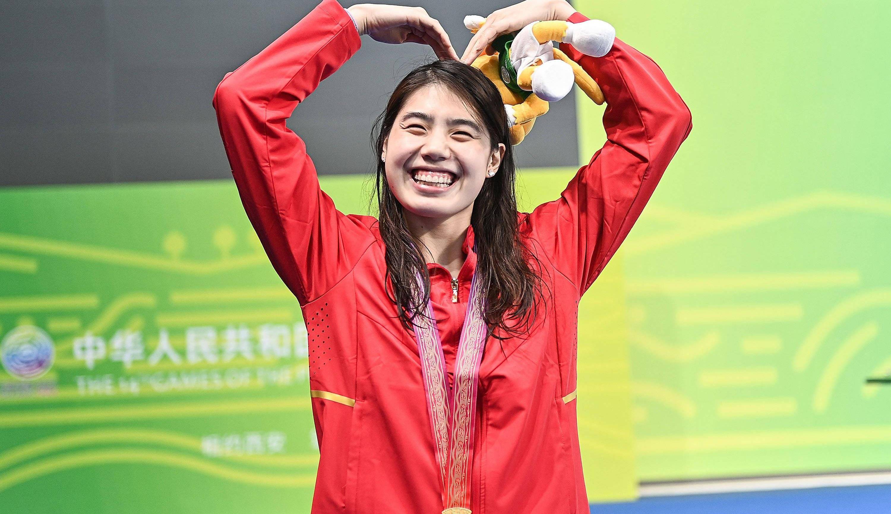 原创恭喜你张宇菲获得感动我们奖杯26岁的花样年华张宇菲你太美了