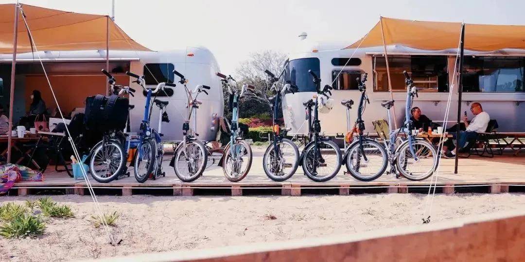 银沙滩赤海chillwave露营地坐拥银沙滩,背靠黑松林,三面环海,水清滩平