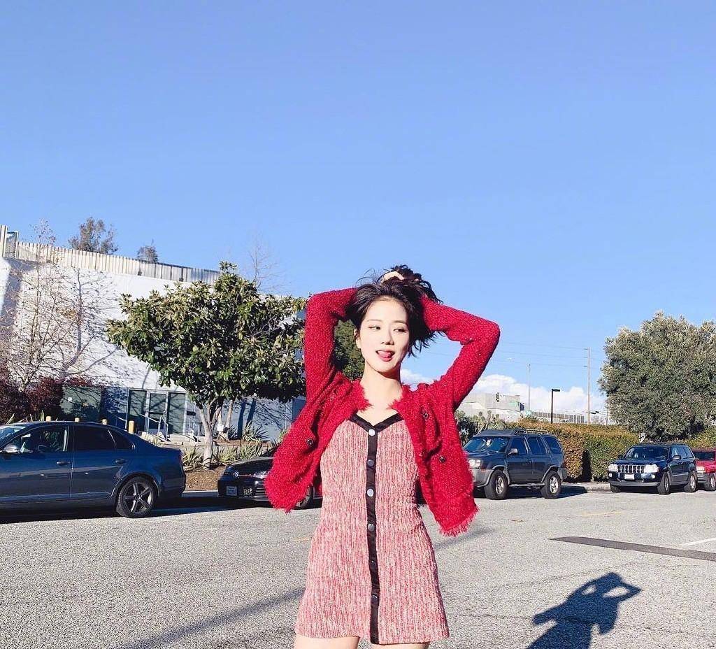 原创金智秀晒旅游库存照穿粗呢连衣裙配大红色外套阳光下明艳动人