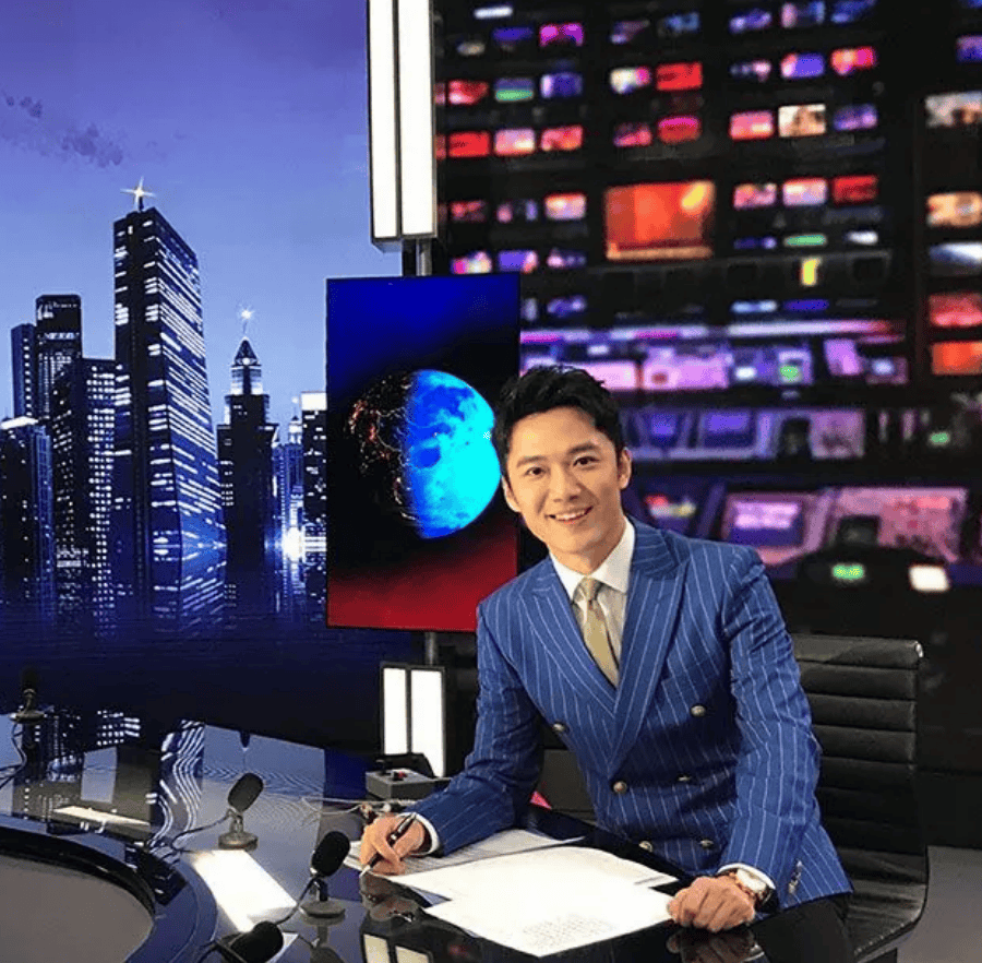 著名主持人张韬30岁进央视34岁上春晚是亲人眼里的暖男