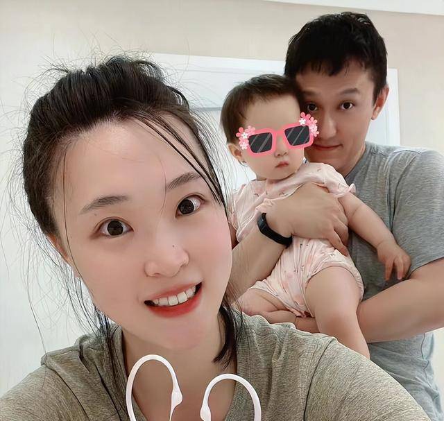 原创女排最美队长惠若琪退役后结婚生子北大博士老公还没她高