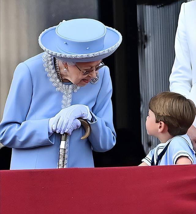原创王爷都叛逆4岁路易小王子在庆典上调皮搞怪女王一脸宠溺