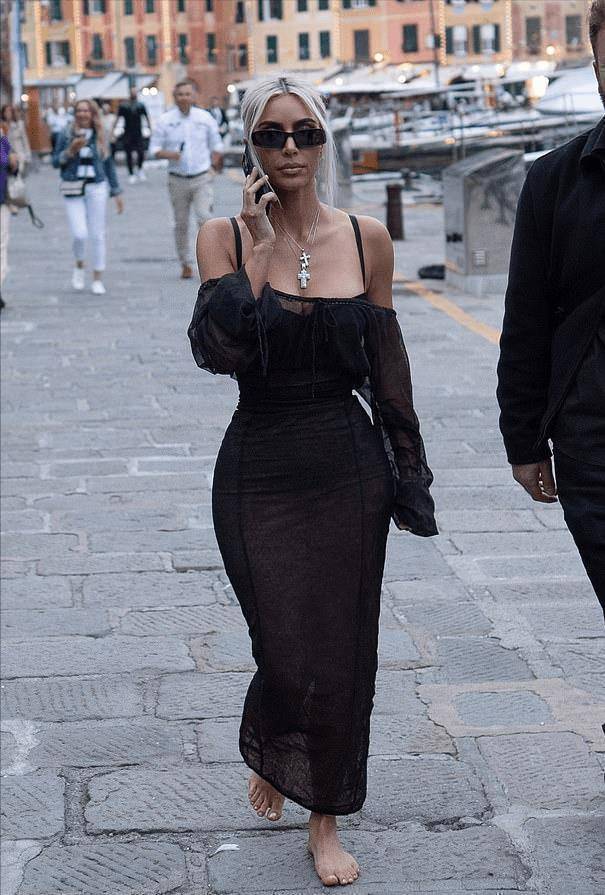 原创金卡戴珊光脚走石板路不怕疼穿薄纱裙太美8岁女儿成翻版坎爷