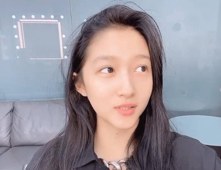 原创关晓彤素颜录视频怼脸拍不小心暴露真实颜值假发片更加抢眼