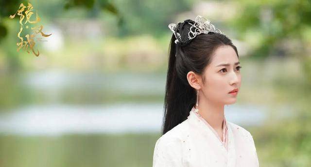 陈钰琪最新大片氛围感拉满就是色彩有点暗淡看着有点压抑的慌