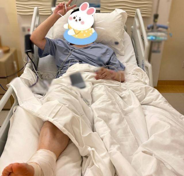 原创陈赫受伤后右脚浮肿为了洗个澡张子萱蹲地为其换药绑上保鲜膜