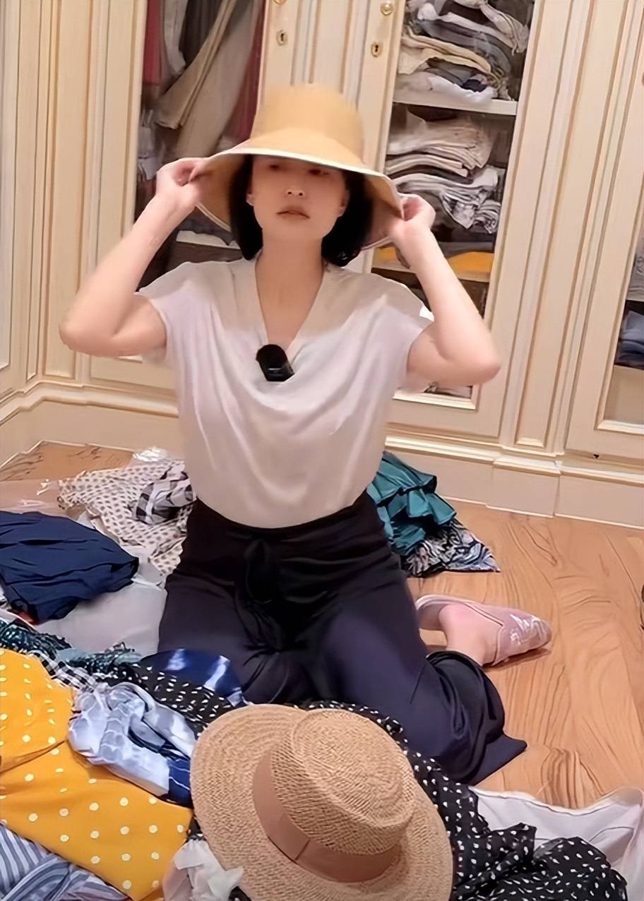 张蕾挑选9条裙子和丈夫儿子一起到马尔代夫开启家庭度假