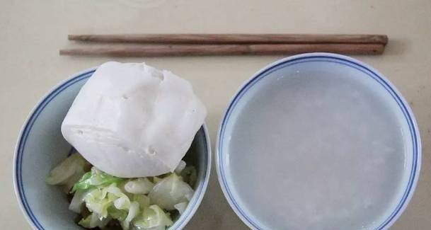 原创虔诚佛弟子每日凌晨2点起来诵经只吃一顿饭跪行绕佛数十年