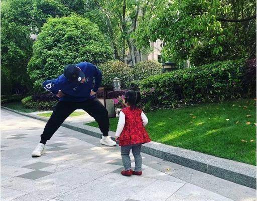 原创陈赫女儿近照神似张子萱脚上鞋子却亮了网友陈赫不愧是天才