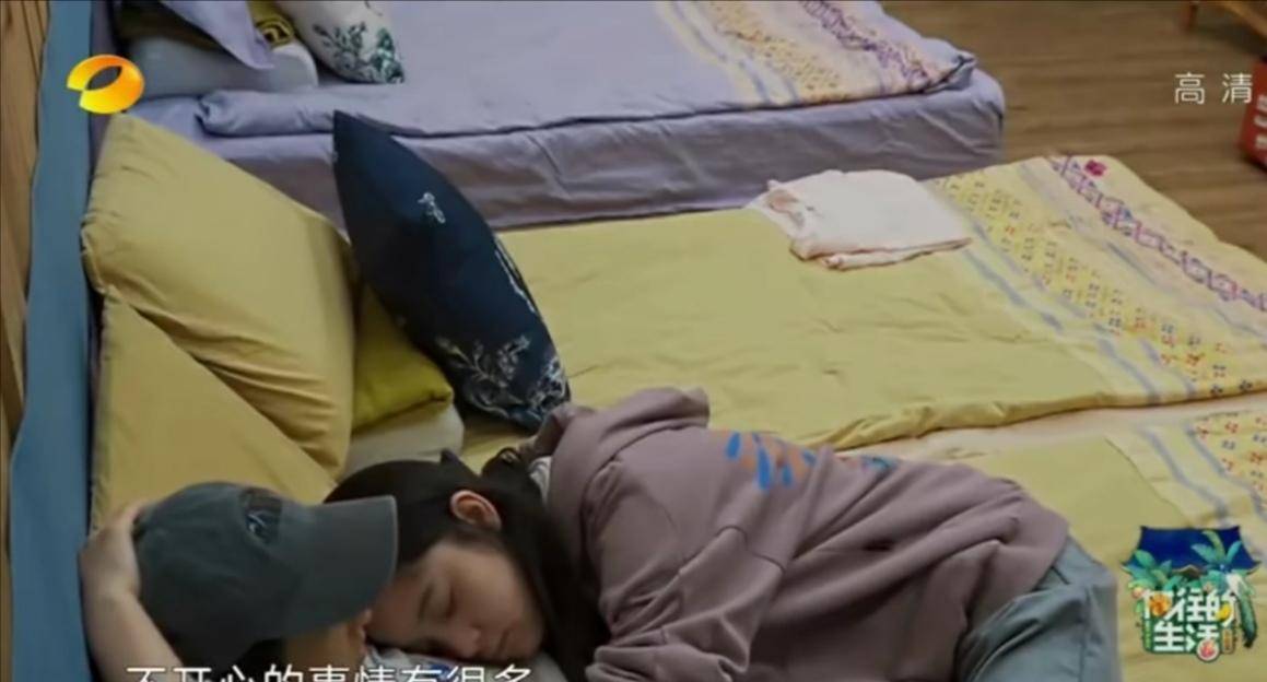 原创张子枫蜷在角落欧阳娜娜痛哭王源躺沙发流泪年少成名没那么美
