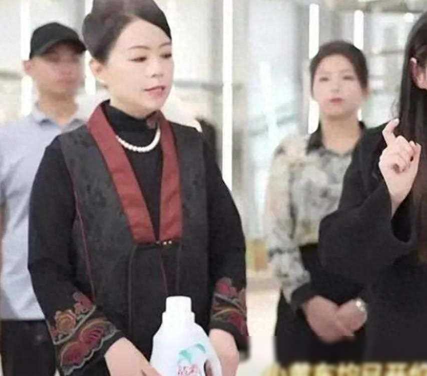 许敏夫妇回乡祭祖姚爸憔悴现身姚策堂嫂回应质疑