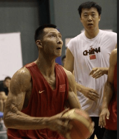 易建联手掌很大,哪怕是2米26的姚明跟他击掌,通过照片来看,易建联手掌