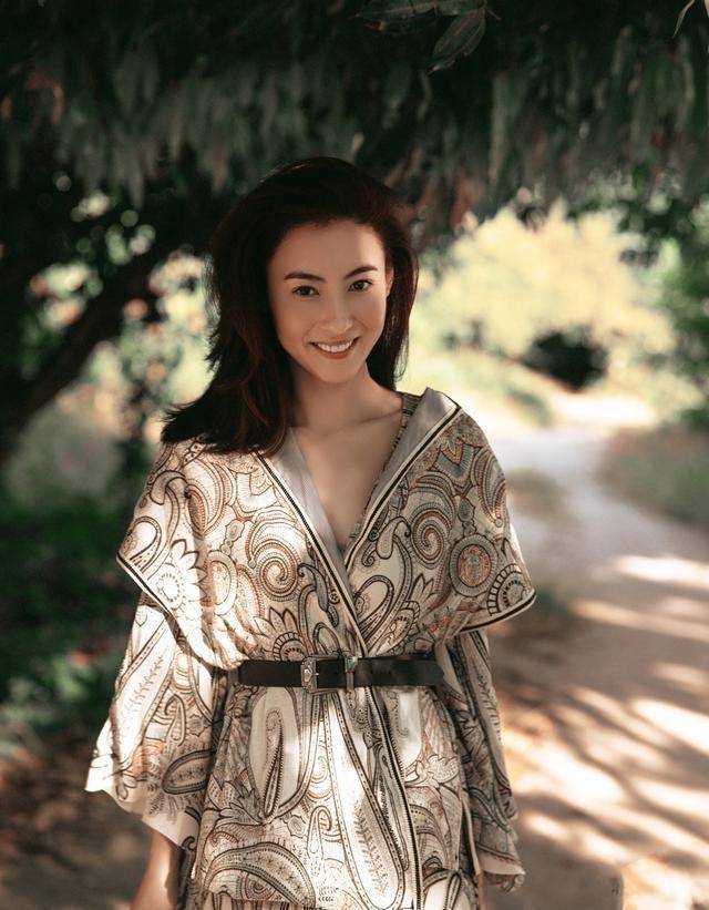 小林青霞晒复工美照身穿仙鹤刺绣旗袍散发东方女性魅力
