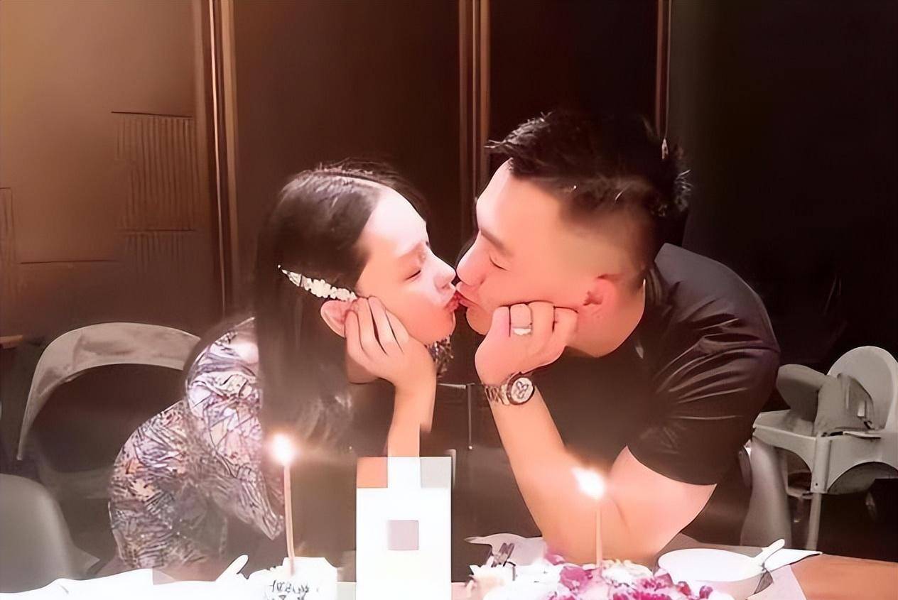 张馨予何捷吃大餐当老公面打嗝毫无包袱剩饭打包带走超接地气