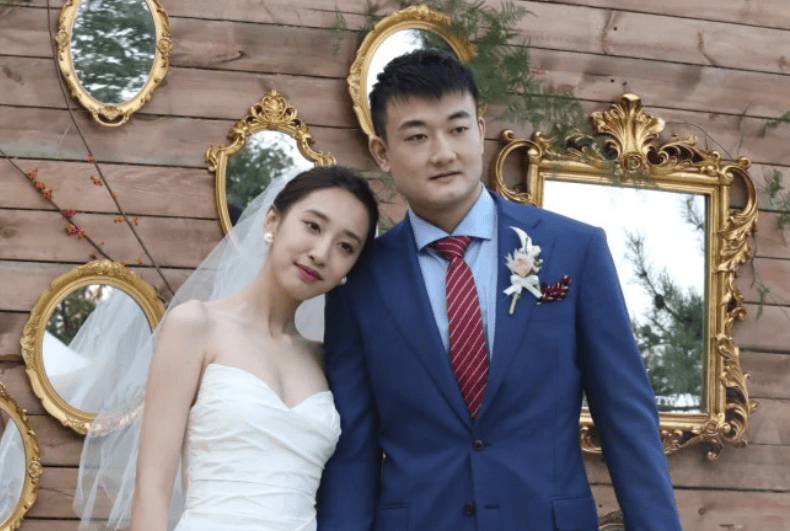 继陈露之后,cba的老婆中,赵继伟可爱的妻子王君瑞无论是颜值还是身材