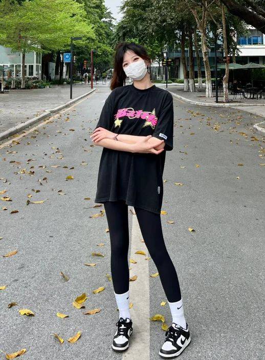 鲨鱼裤穿出门不想显尴尬怎么搭配上衣既高级又洋气