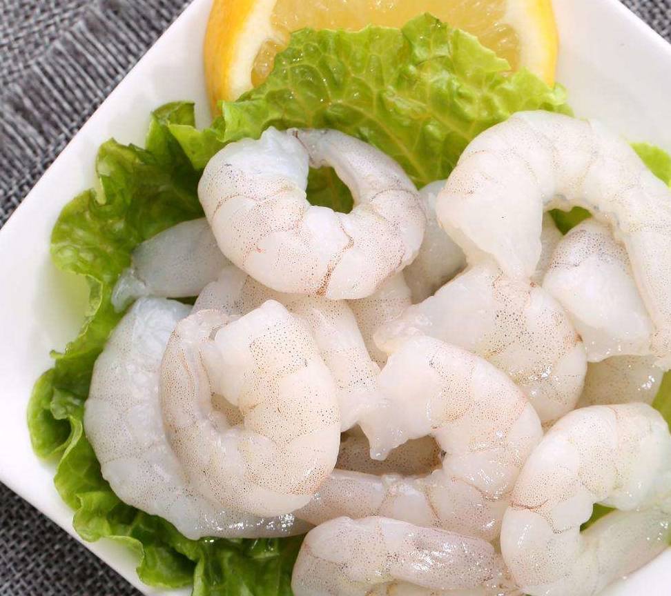 然后我们需要将买回来的鲜虾进行去头去皮,还需要剥出虾仁来,挑去虾线