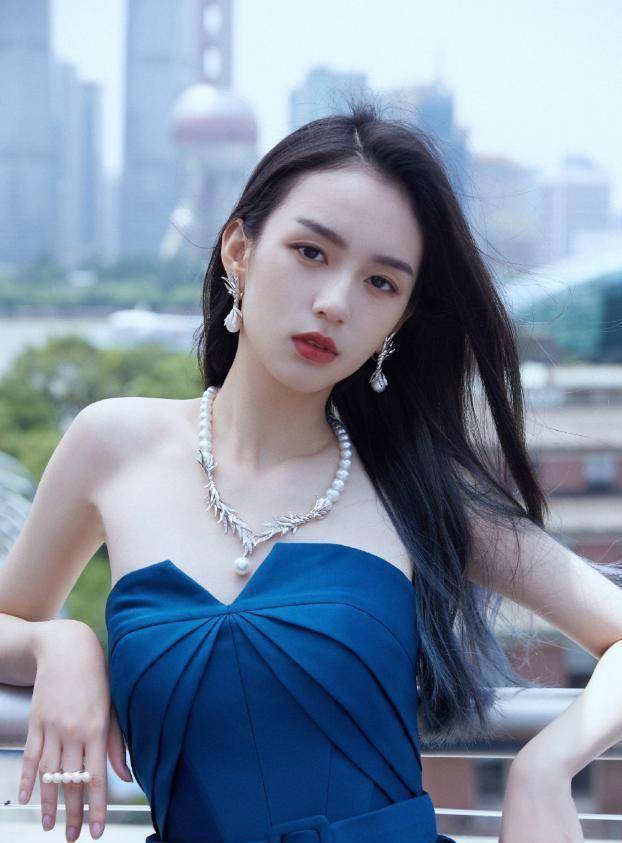 在众多小花中,一直受到不少网友的好评,但实际上像周也这样的高级厌世